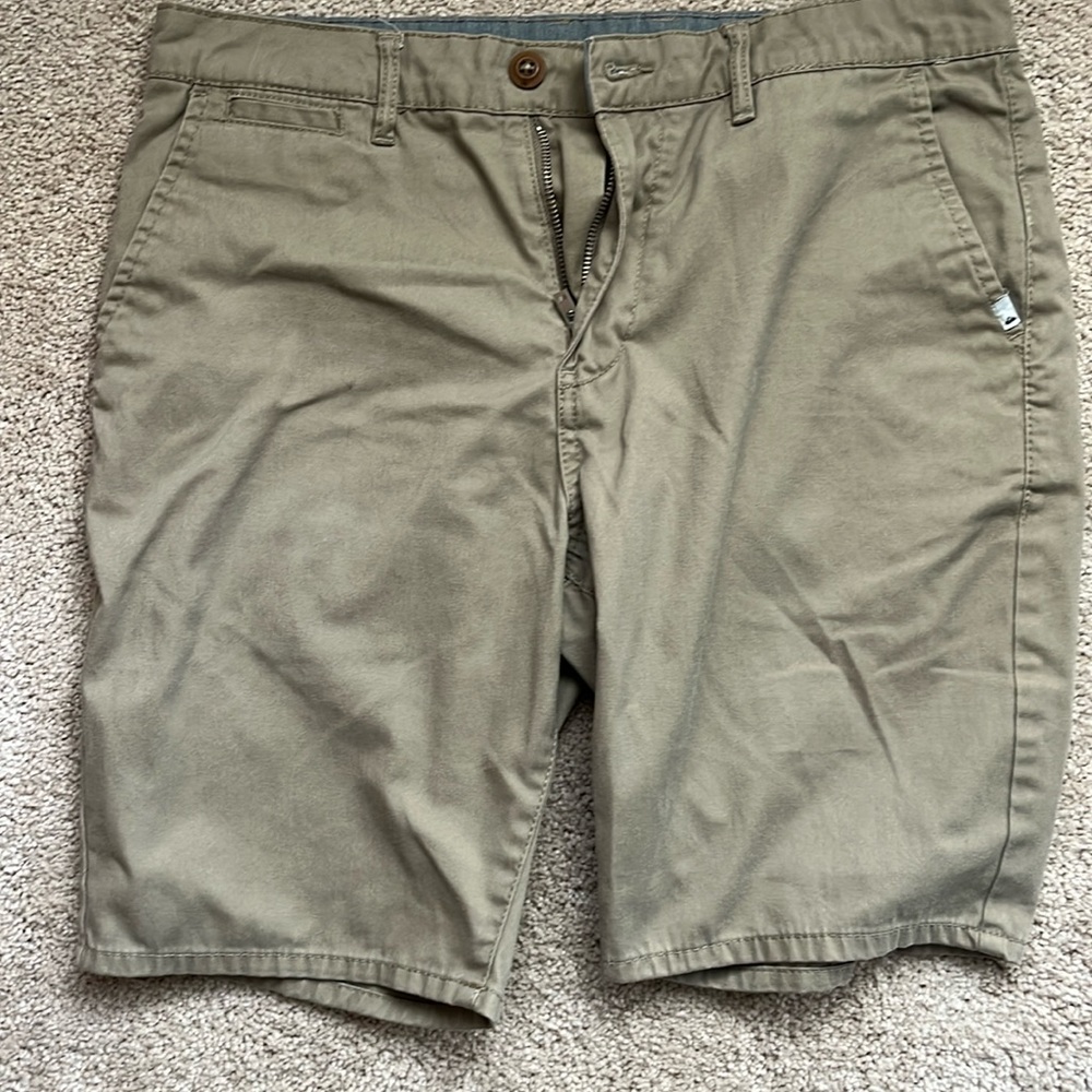 Men’s khaki shorts W30